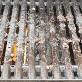Czyszczenie grilla. Jak i czym skutecznie wyczyścić ruszt na grillu?