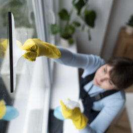 Mycie okien: jak sprawnie wyczyścić ramy i szyby okienne? Poradnik jak myć okna krok po kroku!